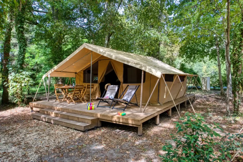 Hébergement insolite au camping près de Sainte-Nathalène