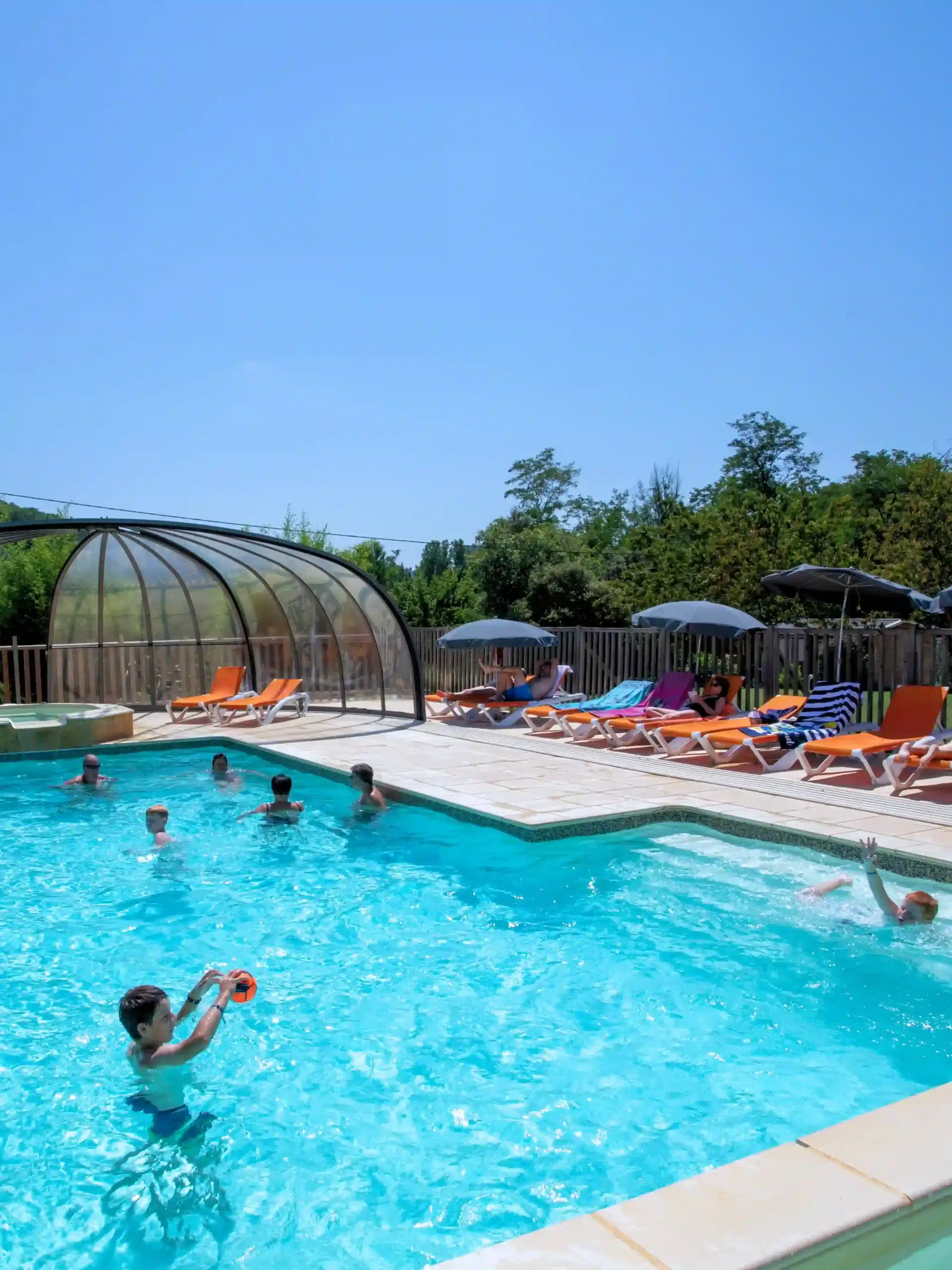 Piscine chauffée au camping Lanzac